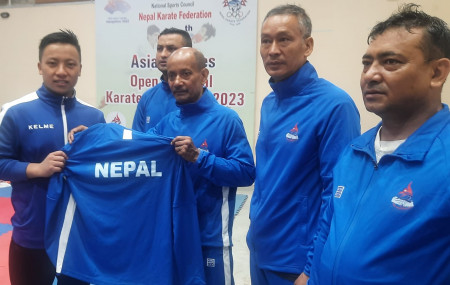 करातेको बी टिमका खेलाडीलाई ट्र्याकसुट प्रदान गर्दै निवासगोपाल वैद्य। तस्बिर : दीपक श्रेष्ठ।